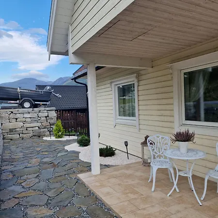 Mountain & Fjord View Apartment Stryn