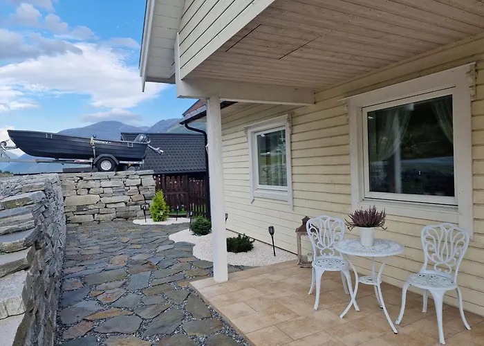 Mountain & Fjord View Apartment Stryn